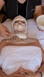 ¿Qué es el Método Mosaico Modelante de Susana Basurto? Este nuevo ritual facial se basa en una mascarilla térmica que alcanza los 42°C, creando un efecto muy similar al de la radiofrecuencia natural. El calor suave y envolvente estimula la microcirculación y activa los fibroblastos, las células clave que producen colágeno y elastina, fundamentales para la firmeza y la elasticidad de la piel. El resultado es inmediato: ✅ Piel más densa y elástica ✅ Contornos faciales redefinidos ✅ Rostro más luminoso y tonificado Y lo mejor: sin aparatología ni técnicas agresivas. Solo tu piel, tus sensaciones y el poder del calor terapéutico.