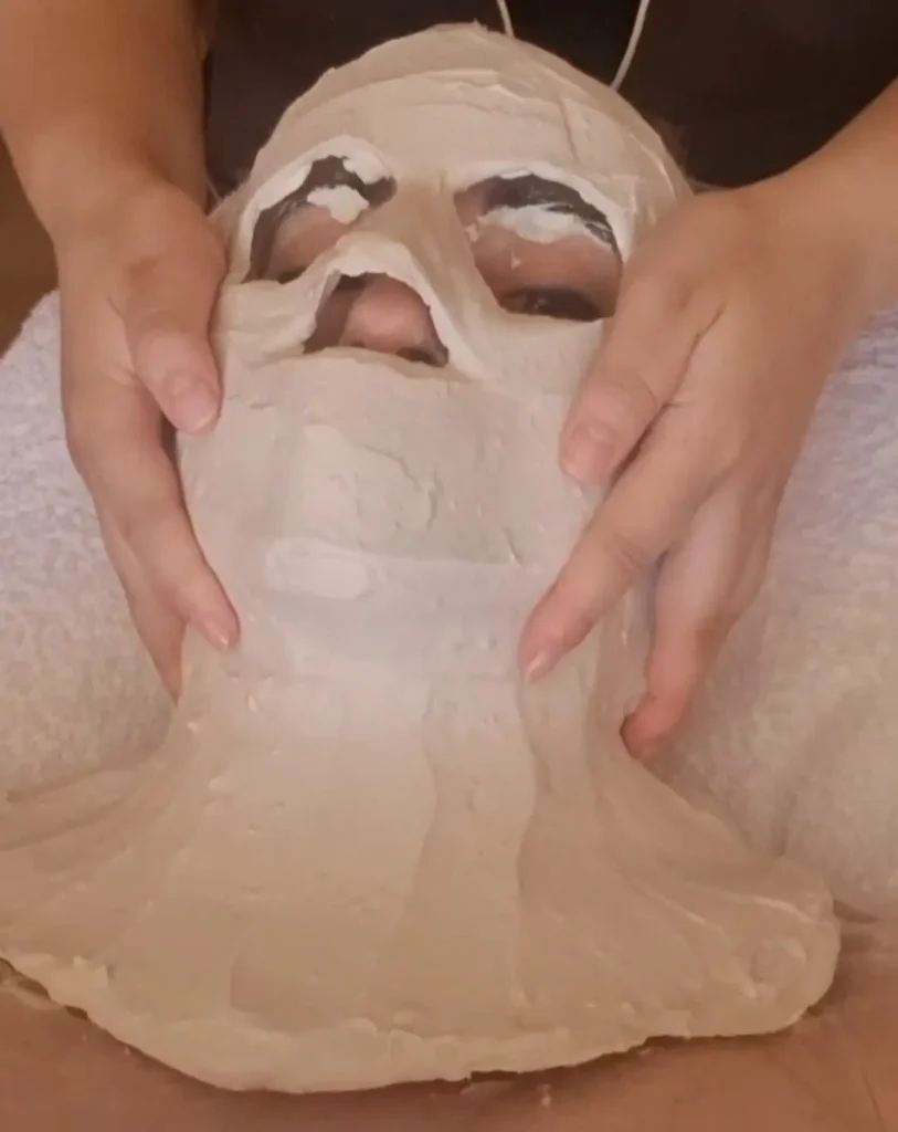 Este nuevo ritual facial se basa en una mascarilla térmica que alcanza los 42°C, creando un efecto muy similar al de la radiofrecuencia natural. El calor suave y envolvente estimula la microcirculación y activa los fibroblastos, las células clave que producen colágeno y elastina, fundamentales para la firmeza y la elasticidad de la piel. El resultado es inmediato: ✅ Piel más densa y elástica ✅ Contornos faciales redefinidos ✅ Rostro más luminoso y tonificado Y lo mejor: sin aparatología ni técnicas agresivas. Solo tu piel, tus sensaciones y el poder del calor terapéutico.